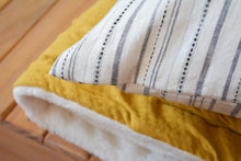 Cargar imagen en el visor de la galería, ALMOHADÓN RAYAS B&W