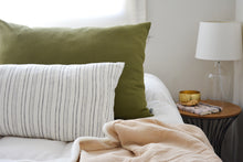 Cargar imagen en el visor de la galería, ALMOHADÓN RAYAS B&W