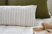 Cargar imagen en el visor de la galería, ALMOHADÓN RAYAS B&W