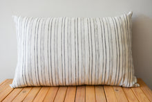 Cargar imagen en el visor de la galería, ALMOHADÓN RAYAS B&W